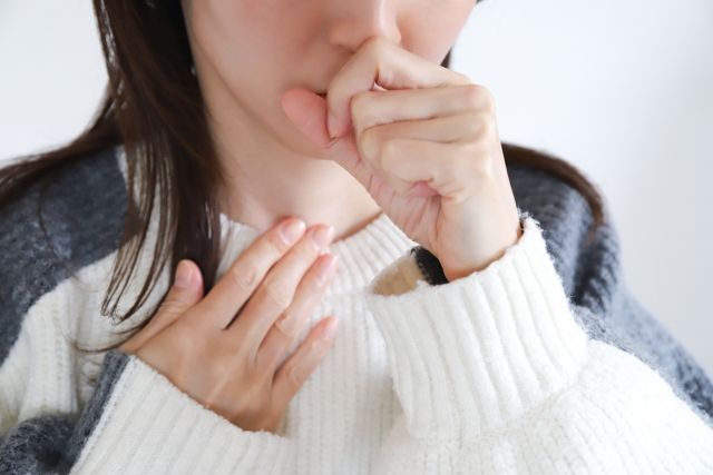 せきこむ女性
