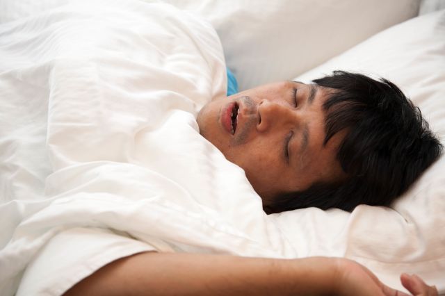 いびきをかく男性