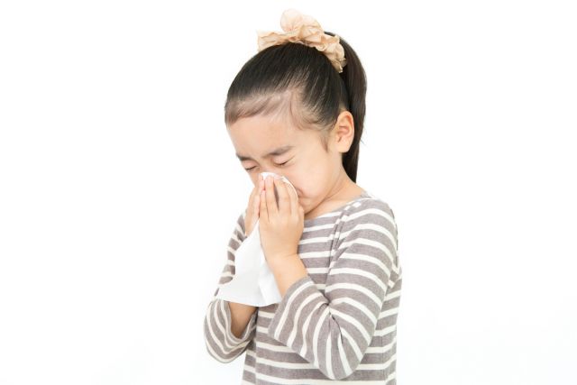 鼻をかむ子供